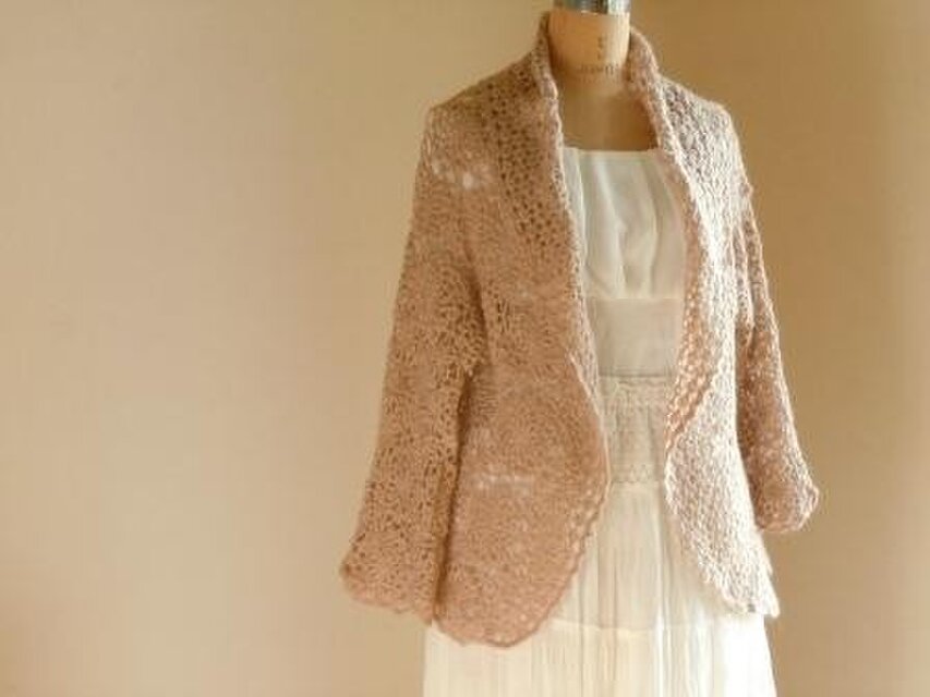 大人ベージュの春先カーディガン×ボレロ
