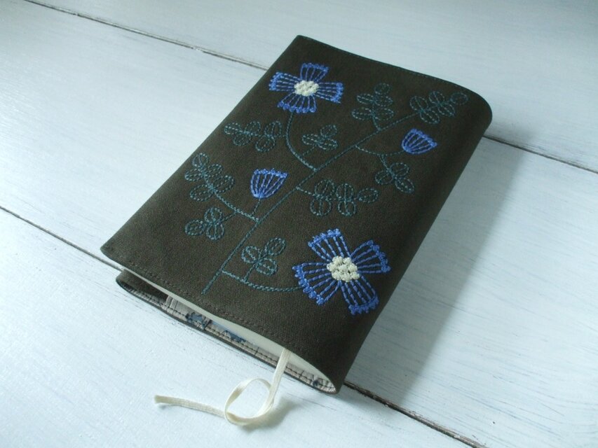 花刺繍の文庫本ブックカバー　茶