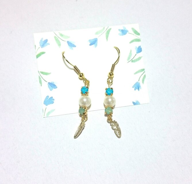 青のビジューとフェザーのピアス