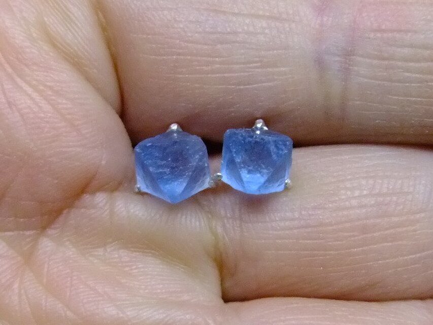 ニューメキシコ・ブルーフローライト八面体＊925ピアス | iichi 日々の