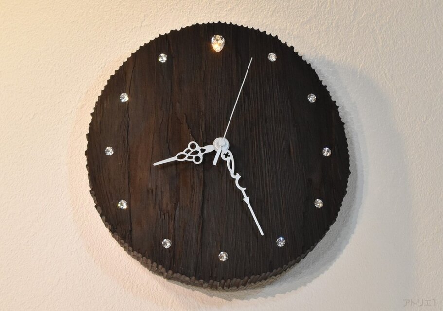 【まい様専用】荒々しいアフリカの大地の漆黒の夜の星空を思わせる木の掛け時計