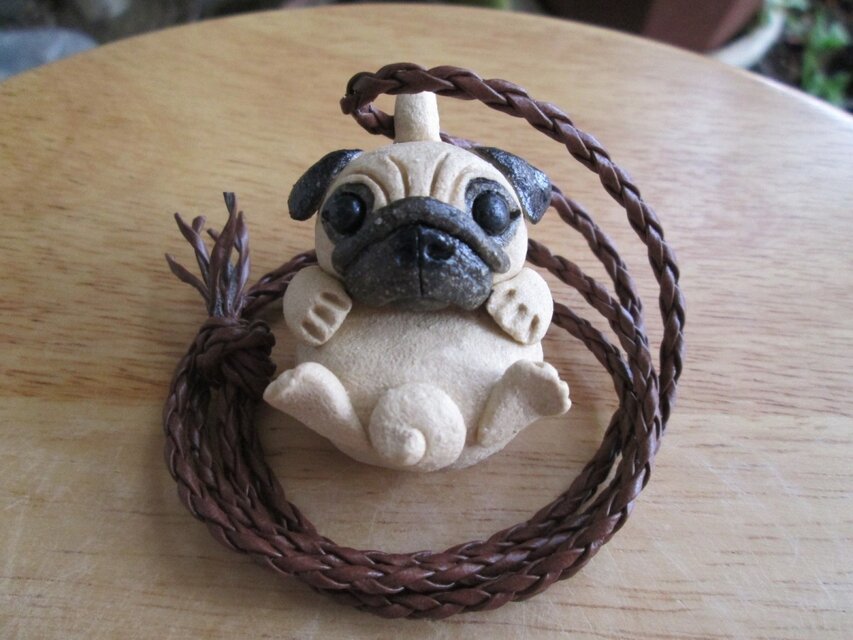 まるまる仰向けペンダント（パグ）