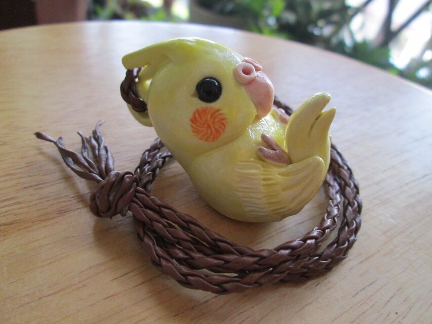 まるまる仰向けペンダント（オカメインコ）