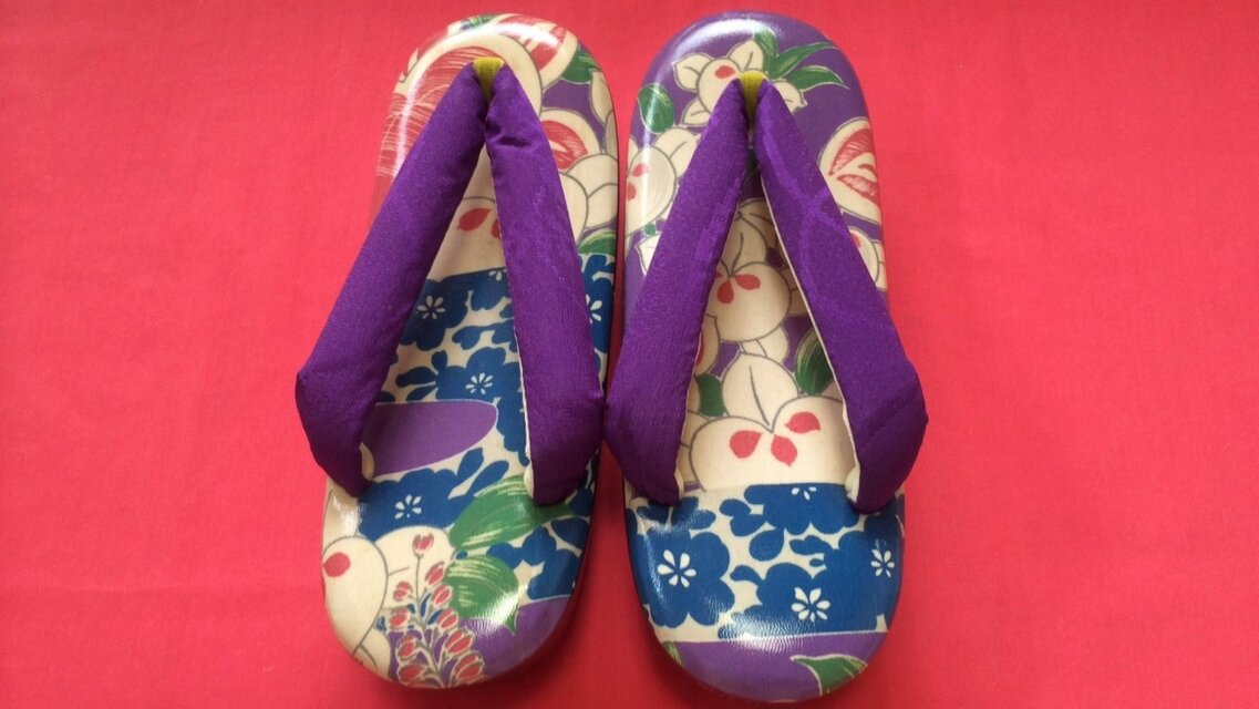 創作草履・Mサイズ　紫地に花尽くし