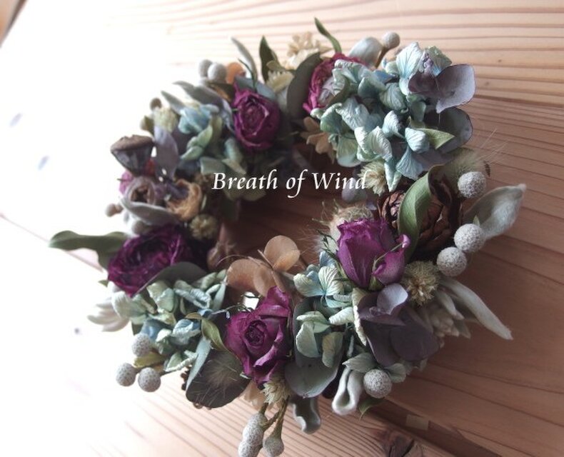 ブルーアジサイとバラのリース