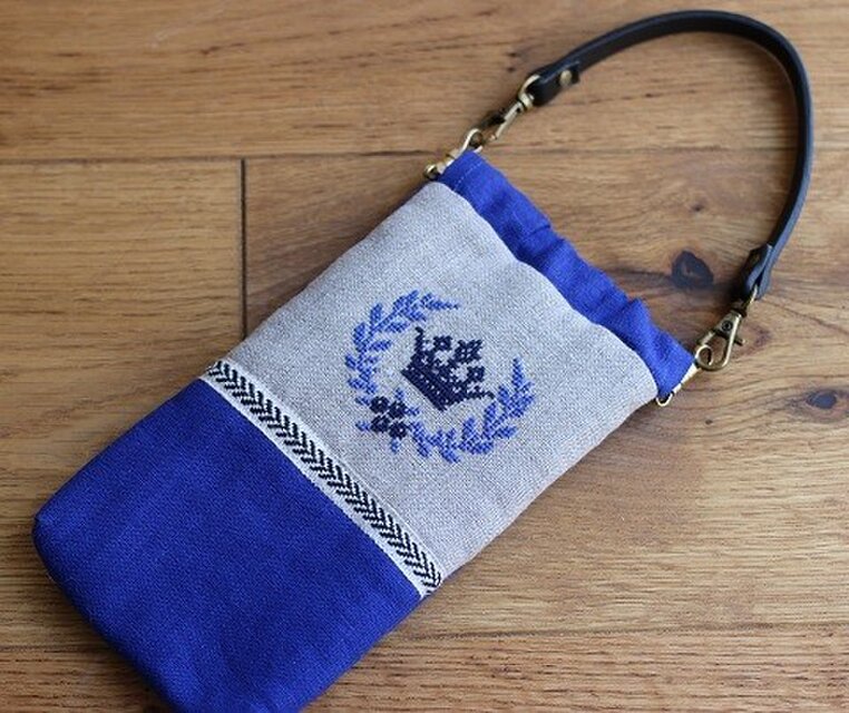 リネンにクロスステッチのスマホポーチ