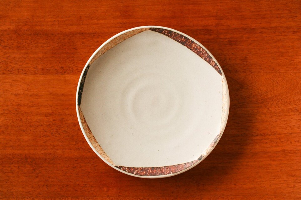 白釉変八角模様五寸皿（ソーサー）