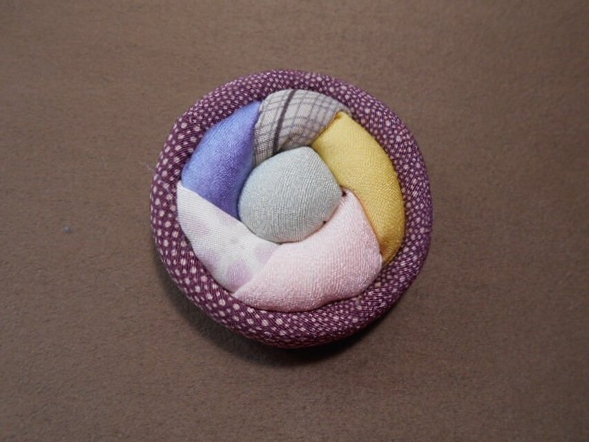 お花のミニ針山■海老茶江戸小紋