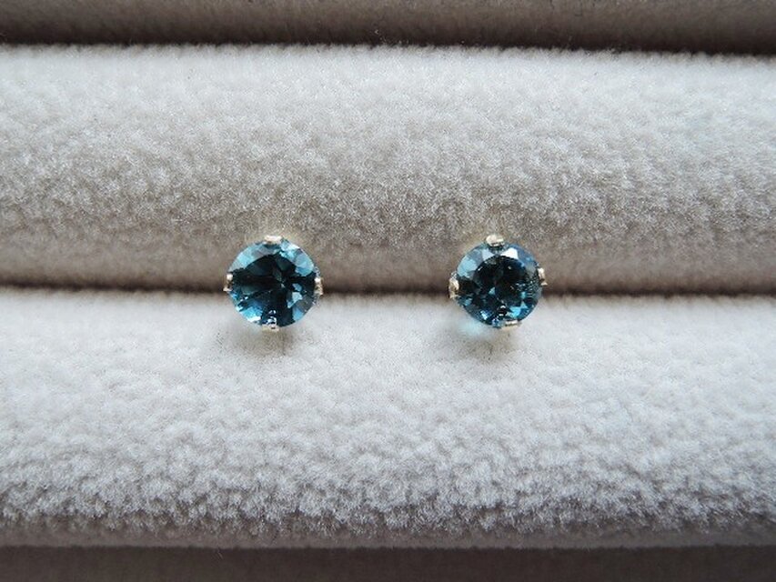 再販　ロンドンブルートパーズ　ちょっと大きめラウンドファセットカットAAA以上5㎜ルース14KGFピアス　4本爪タイプ（867）