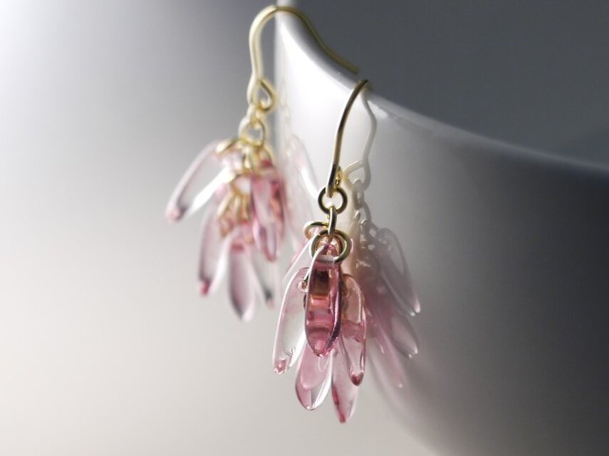 チェコ・ダガーのじゃらじゃらピアス　ピンク