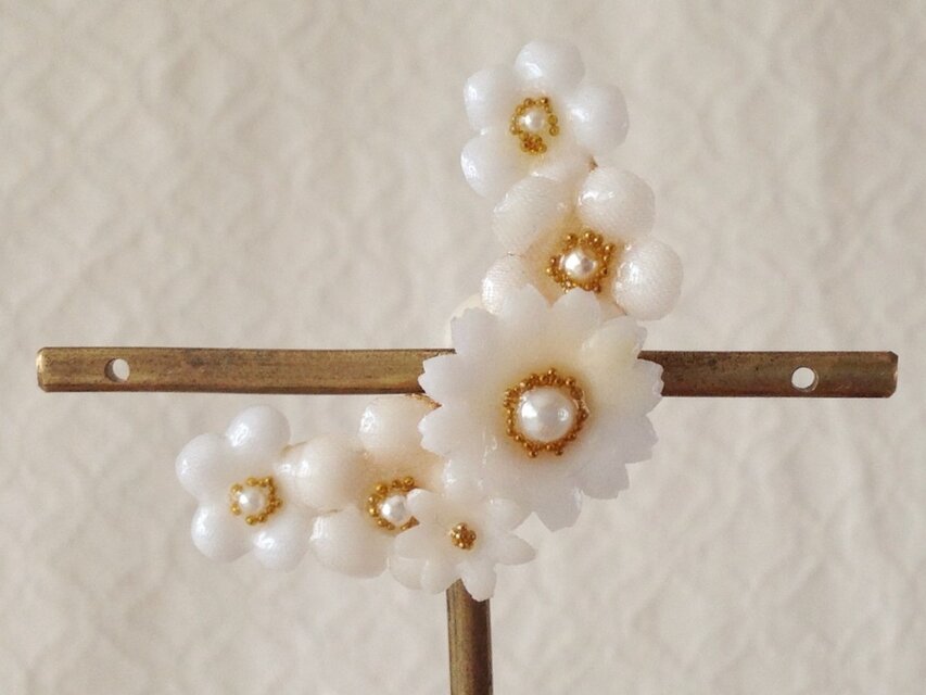 染め花を樹脂加工した小花の三日月型片耳イヤーカフ(ホワイト)