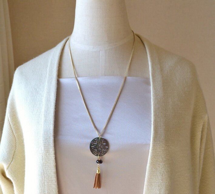オリエンタルシェルのタッセルネックレス　ゴールドチェーン