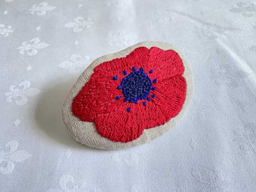 アネモネ刺繍のバレッタ