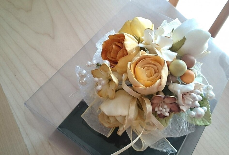 粘土でコサージュ（小さめ黄色）