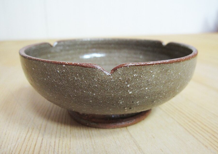 花弁小鉢（赤土）（陶器）