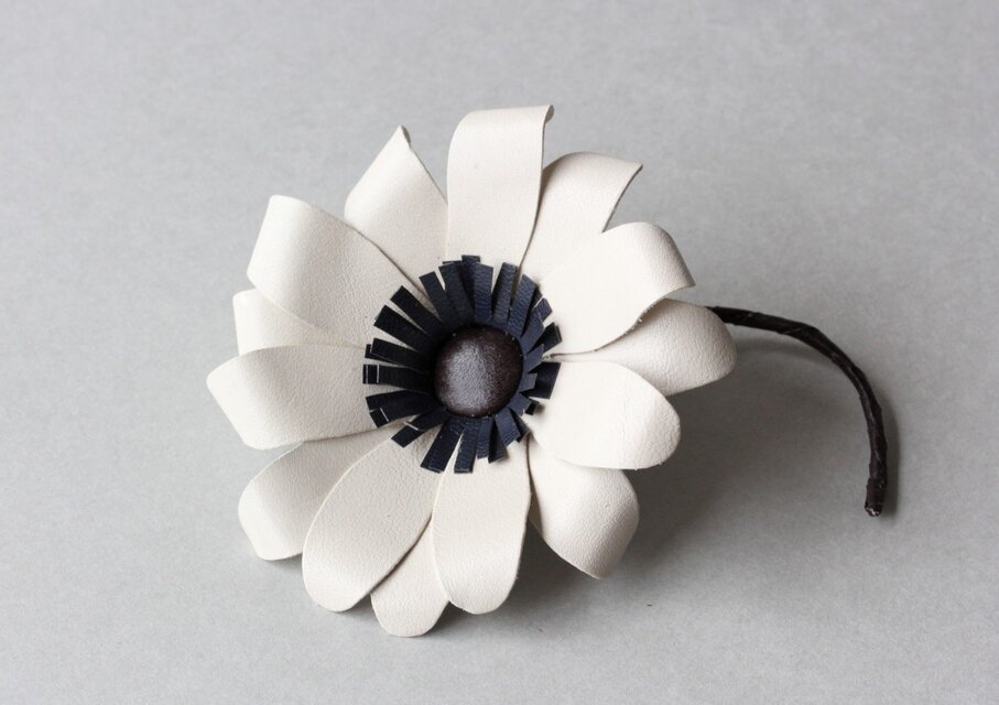 レザーコサージュ　ホワイトガーベラ