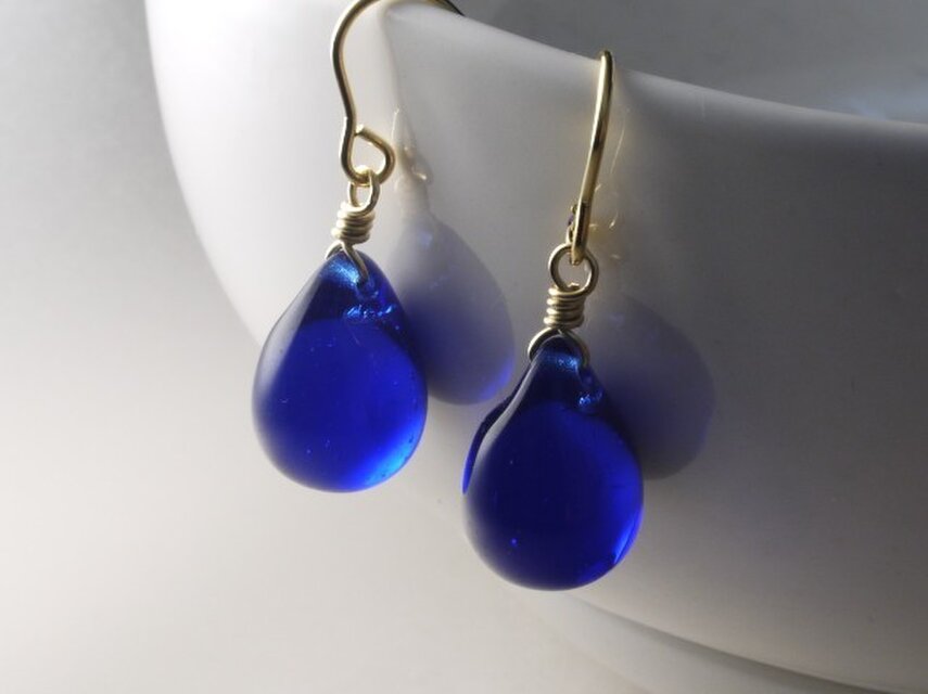 チェコガラスのおおきなドロップのピアス　紺青