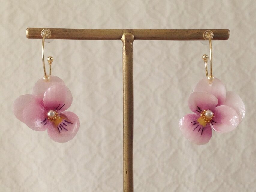 染め花を樹脂加工したビオラのフープピアス(SS・ピンク)