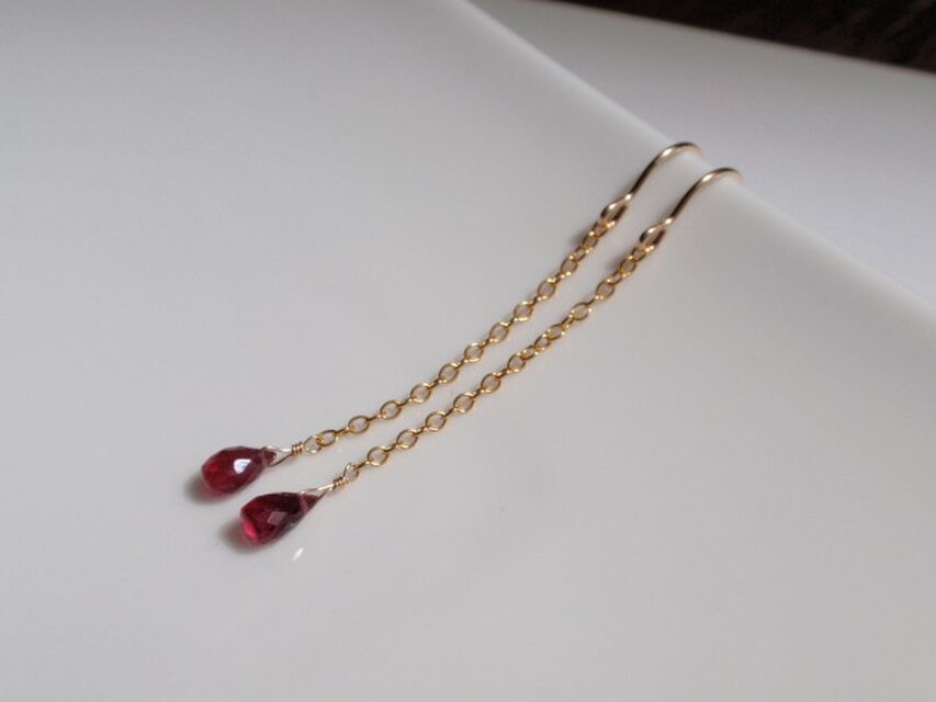 ルビーのロングピアス