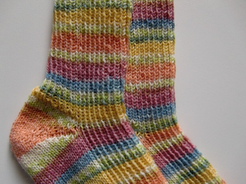 手編み靴下【Opal KFS116 赤ちゃんの笑顔】 | iichi 日々の暮らしを