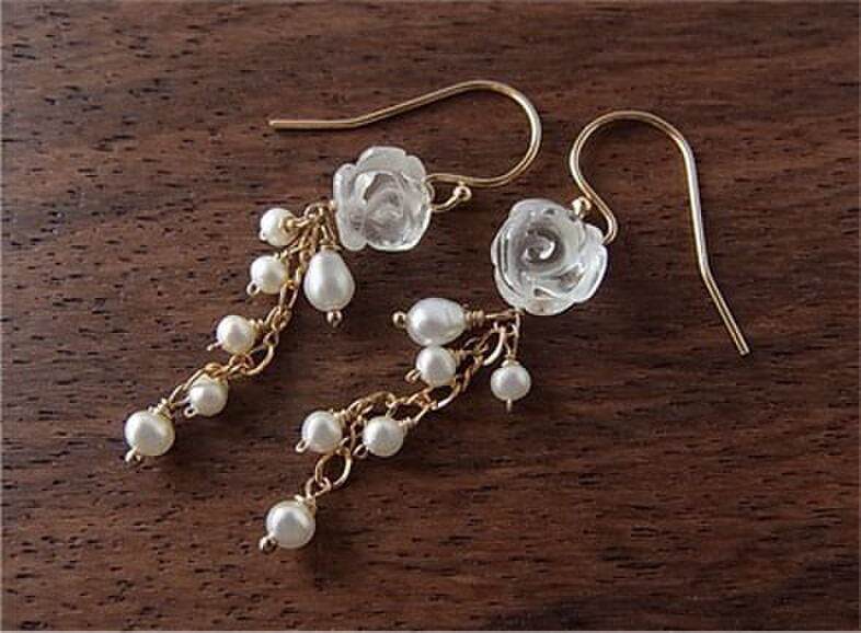 14kgf クリスタル薔薇の白色ピアス
