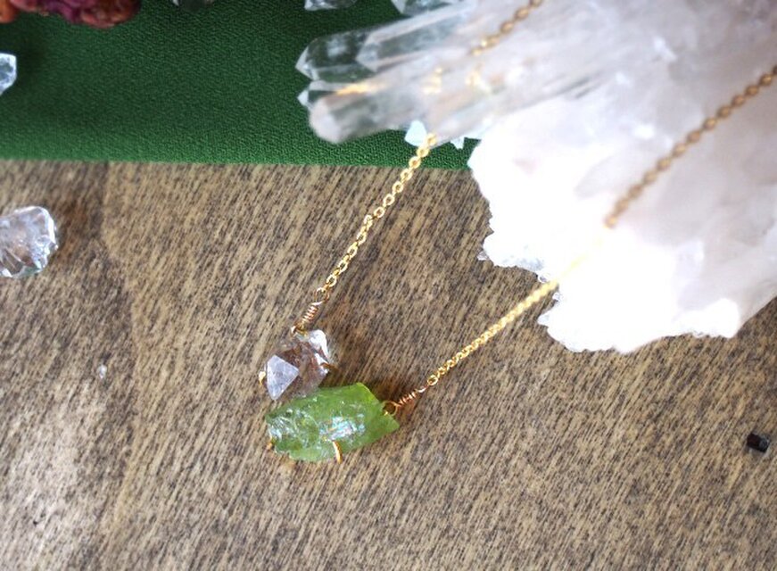 原石のペリドットとダイヤモンドクォーツのネックレス