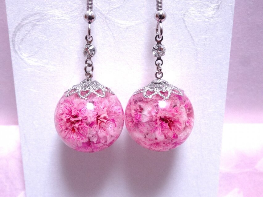 かすみ草の球体ピアス・ピンク