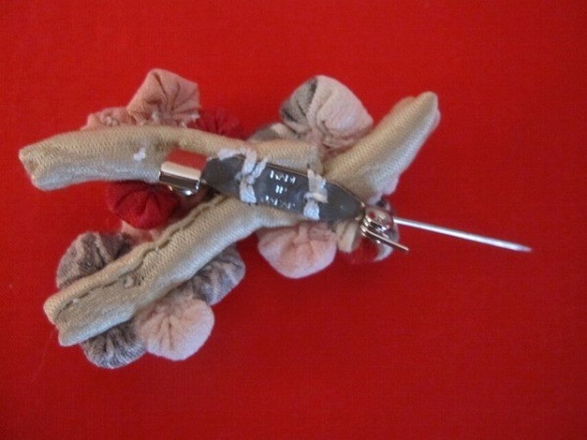 ちりめん細工 梅 ブローチ | iichi 日々の暮らしを心地よくする