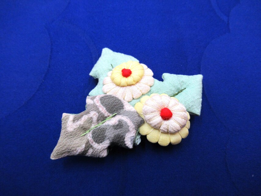 ちりめん細工　たんぽぽ花のブローチ　