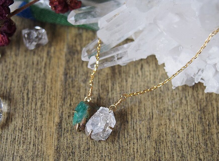 原石のエメラルドとダイヤモンドクォーツのネックレス