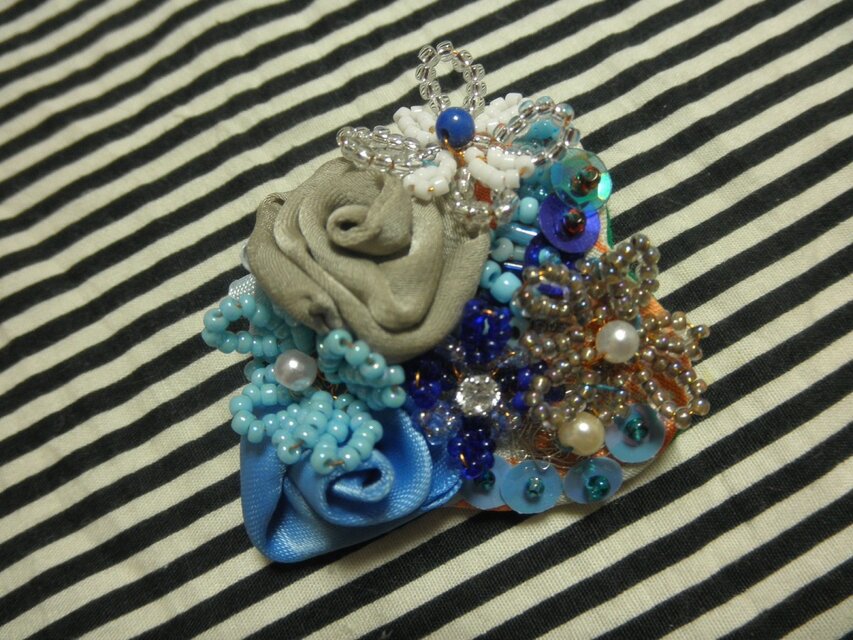 ブローチ「海と空の色に咲く花」