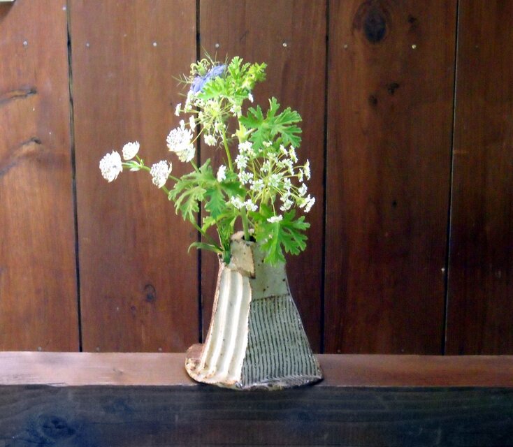 〈灰釉　面とり花いれ〉