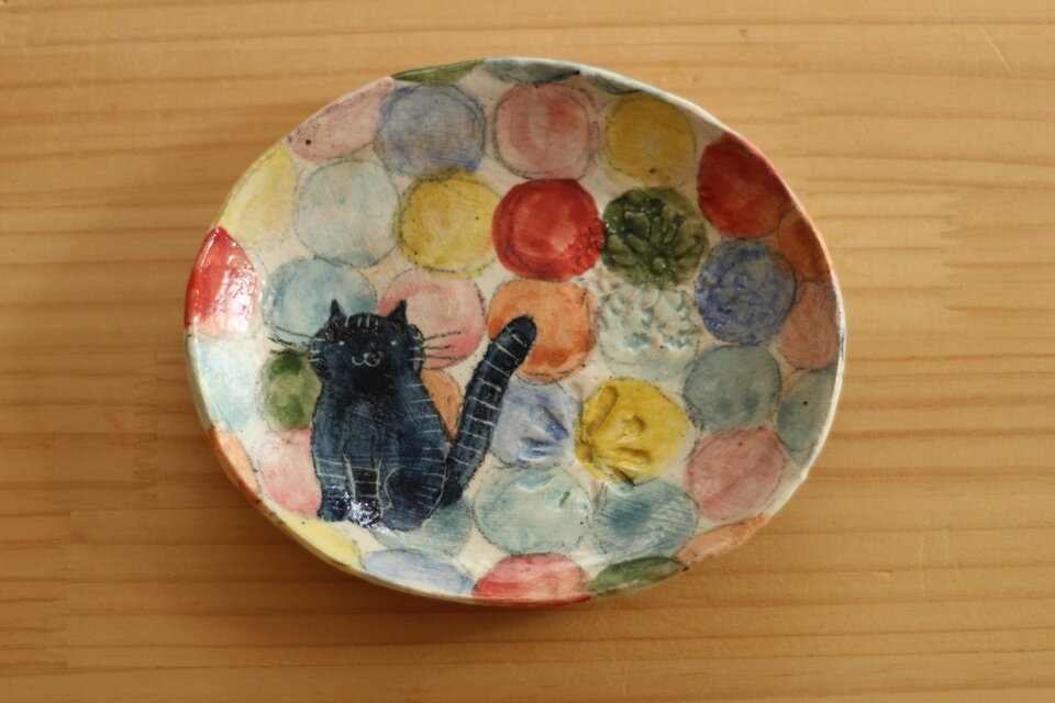 粉引きカラフルドットにくろねこのオーバルボウル。。