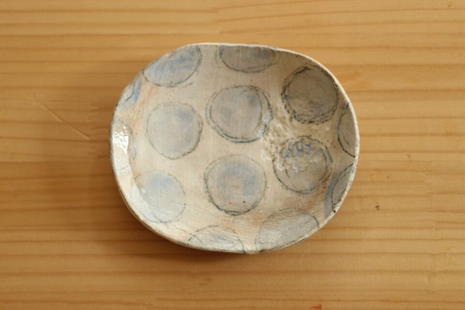 粉引きのブルードットのオーバル皿。