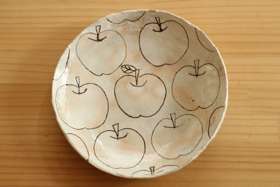 粉引き線刻りんごのパスタ皿。
