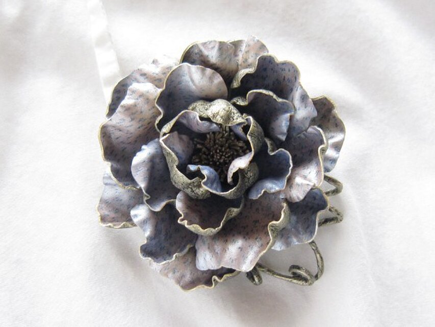 革のコサージュ オールドローズ（パールブルー）