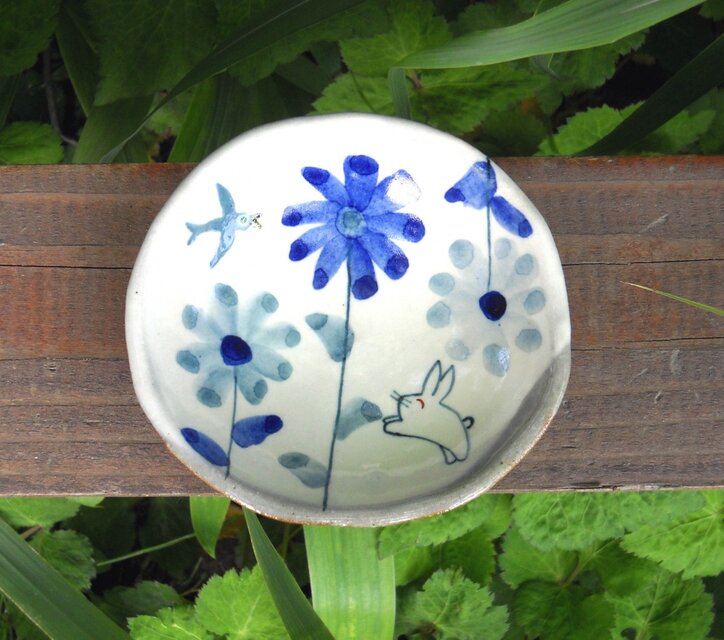 「青いとりと花とうさぎの小皿」