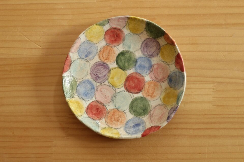 粉引きカラフルドットのケーキ皿。