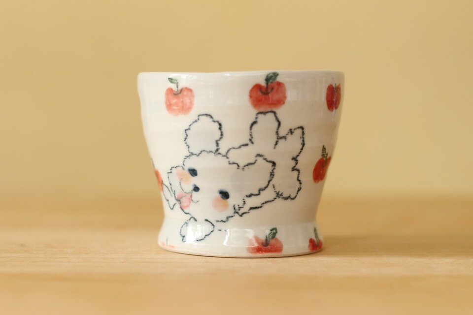トイプードルとりんごのカップ。