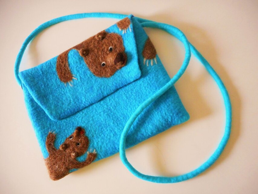 クマのショルダーバッグ