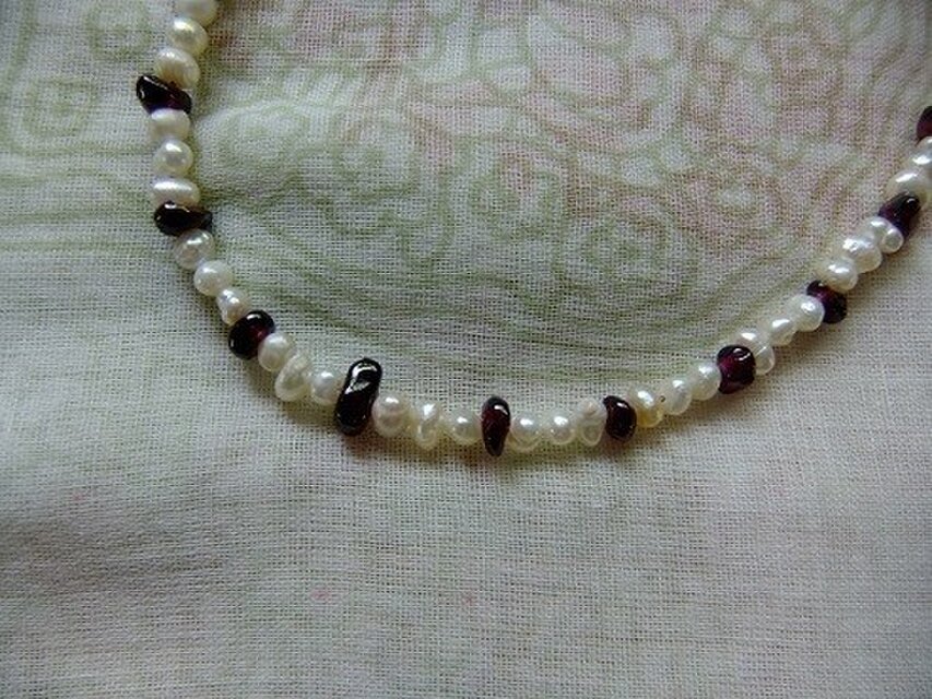 淡水パールとガーネットのネックレス