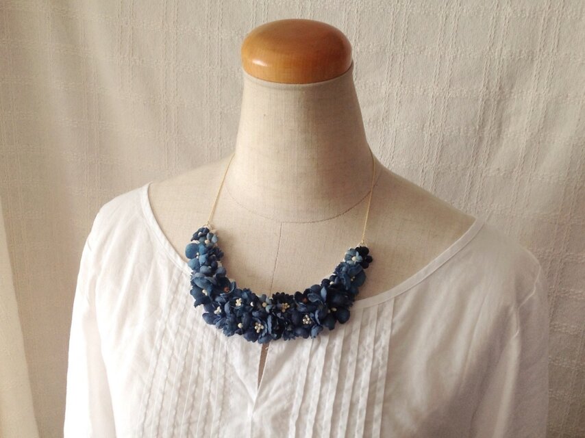 染め花の三日月型ネックレス(M・ネイビー)