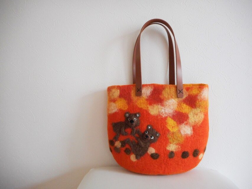 小熊がたわむれるバッグ