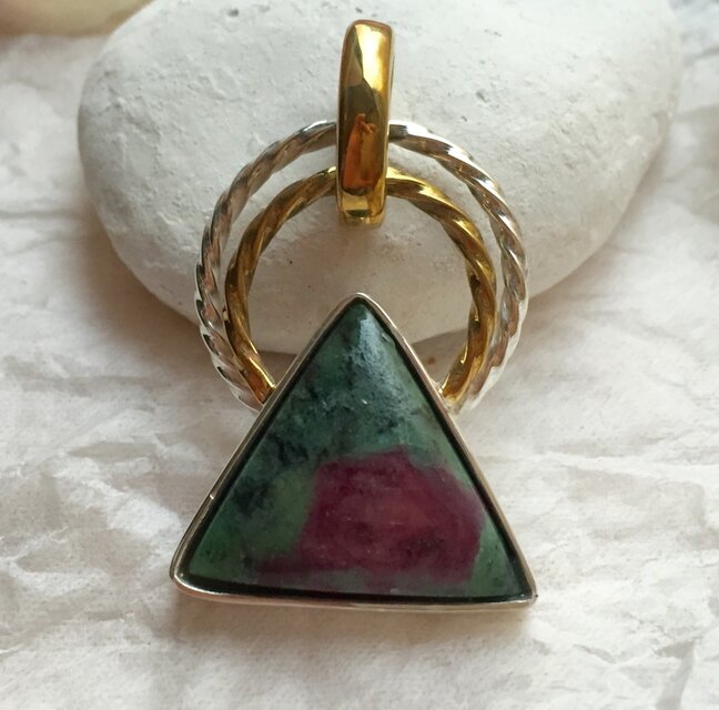 胸元に  紅い薔薇  ゆれる