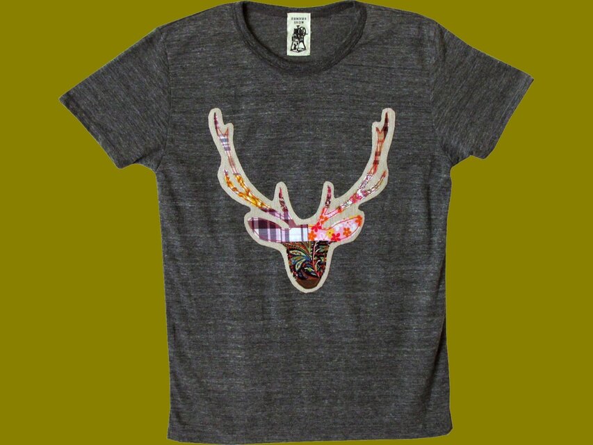 パッチワークの鹿Tシャツ