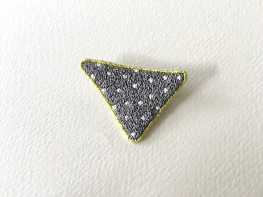刺繍ブローチNo.1205 さんかく＋ドット