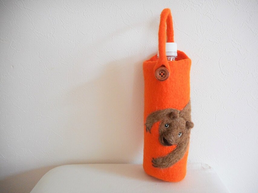 クマがしがみついたペットボトルケース