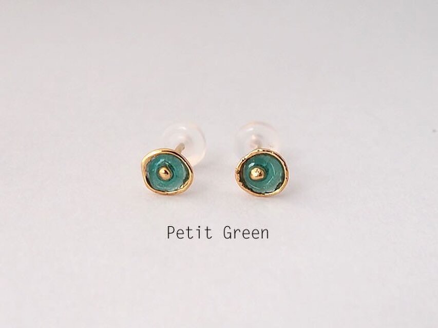 プチpetitピアス【エメラルドグリーン】【七宝・エナメル】【YujiKONO】