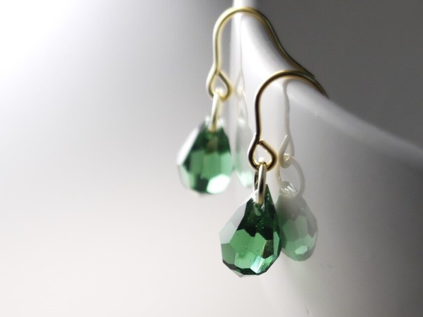 チェコカットガラスのしずくピアス　グリーントルマリン