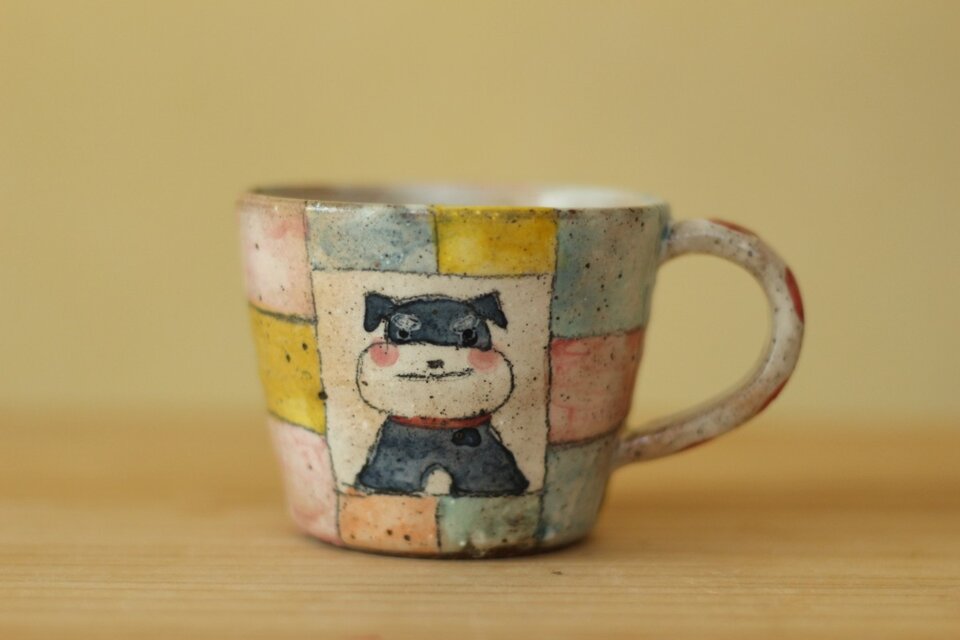 粉引きカラフルチェックのミニチュアシュナウザのカップ。